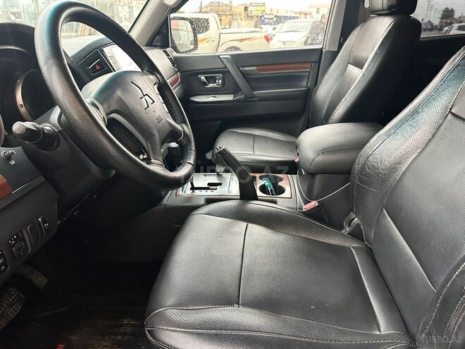 Mitsubishi Pajero-6