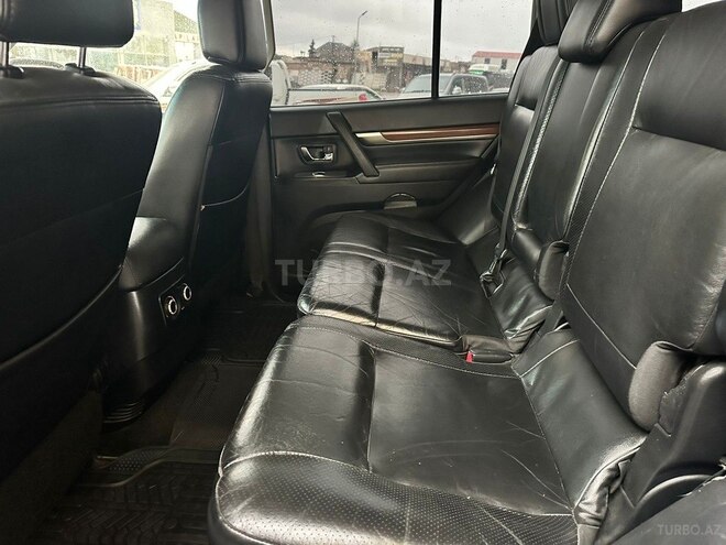 Mitsubishi Pajero-8