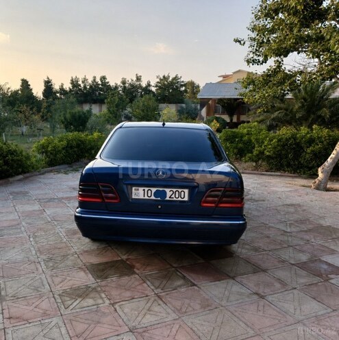 Mercedes E 220-2