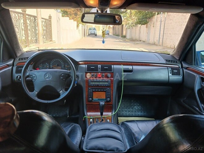 Mercedes E 220-3