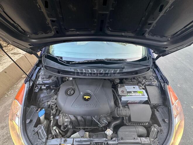 Hyundai Elantra-15