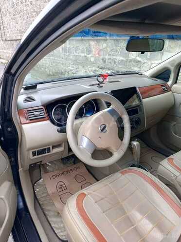 Nissan Tiida-6