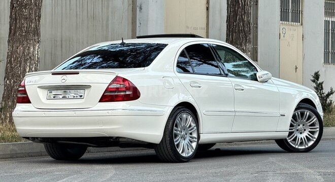 Mercedes E 240-11