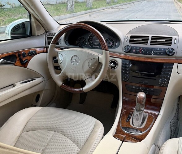 Mercedes E 240-17