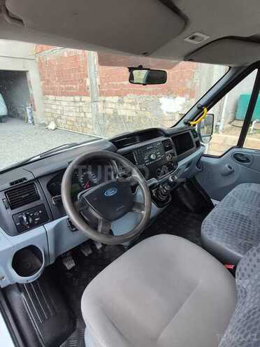 Ford Transit-10