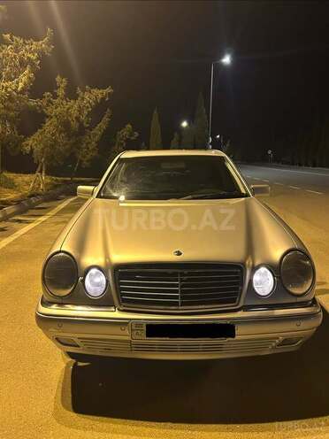 Mercedes E 240-1