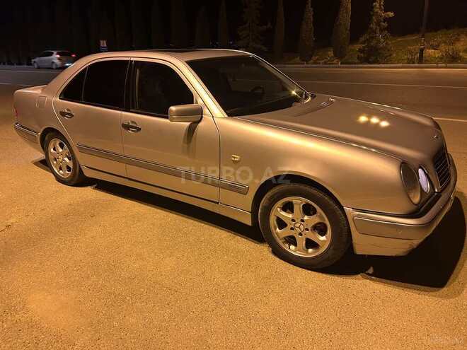 Mercedes E 240-4