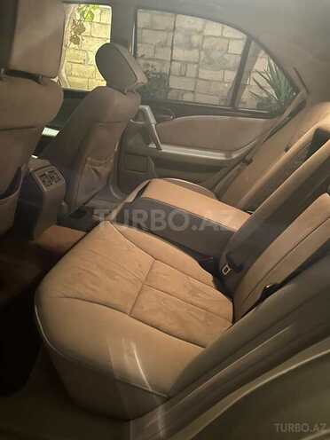 Mercedes E 240-6