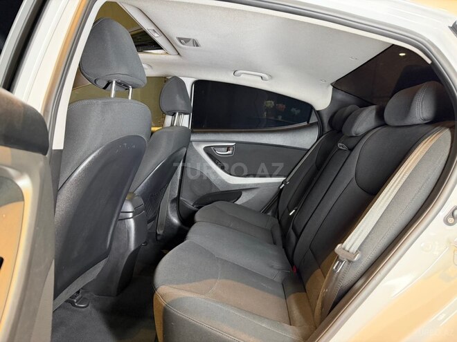Hyundai Elantra-22