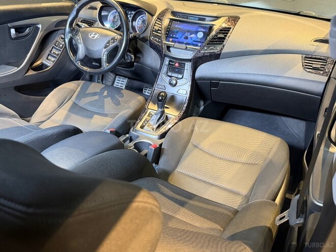 Hyundai Elantra-26