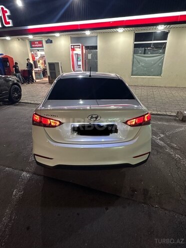 Hyundai Accent-4