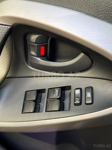 Toyota RAV4-11