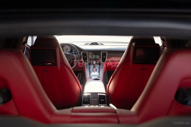 Porsche Panamera GTS-8