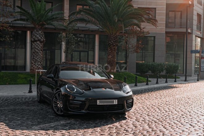 Porsche Panamera GTS-1