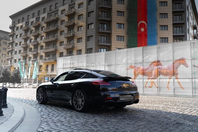 Porsche Panamera GTS-4