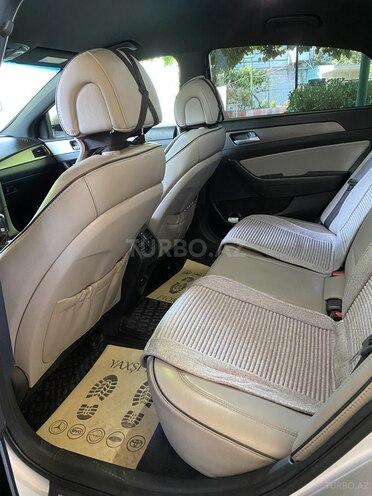Hyundai Sonata-12