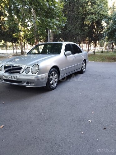 Mercedes E 240-1