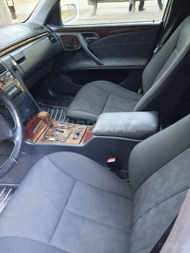 Mercedes E 240-11