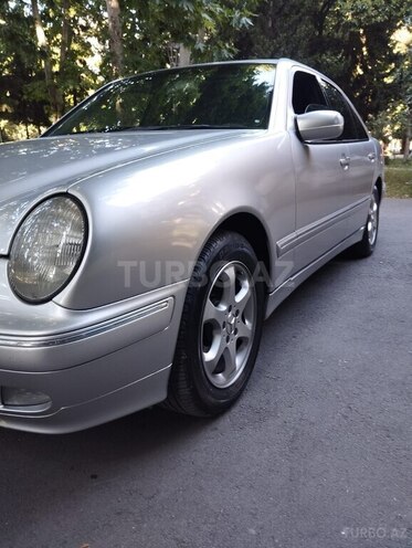 Mercedes E 240-17