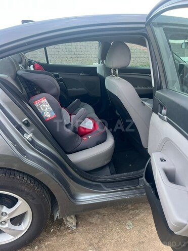 Hyundai Elantra-4
