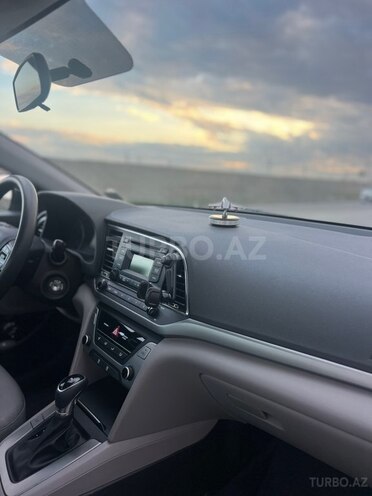 Hyundai Elantra-6