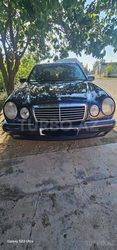 Mercedes E 230-1