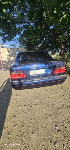 Mercedes E 230-2