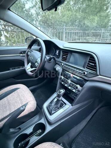Hyundai Elantra-12