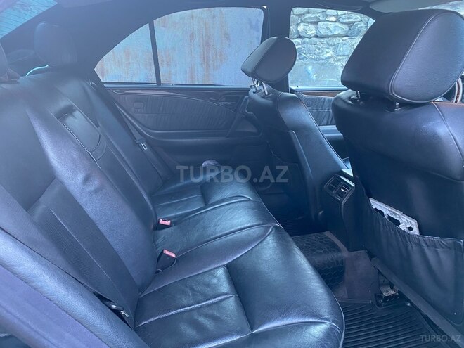 Mercedes E 240-5