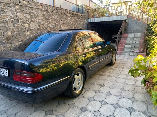 Mercedes E 240-3
