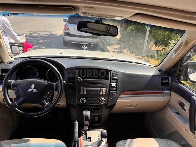 Mitsubishi Pajero-6