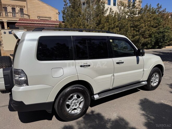 Mitsubishi Pajero-4