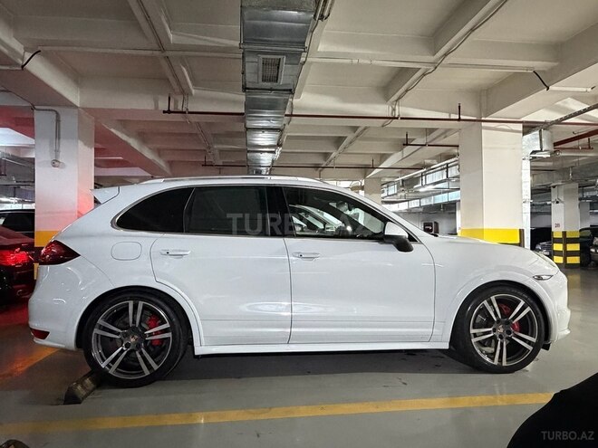 Porsche Cayenne GTS-4