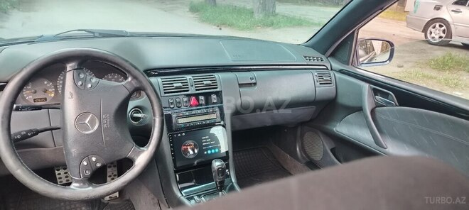 Mercedes E 200-11