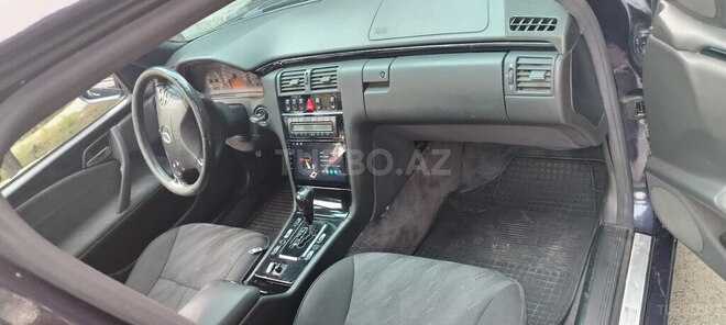 Mercedes E 200-10