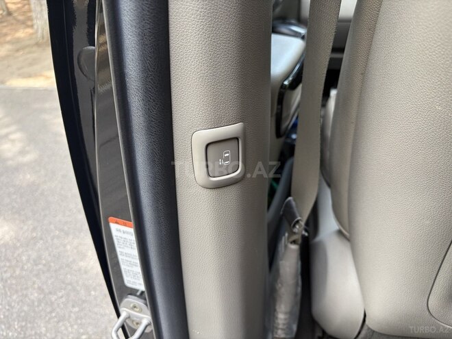 Kia Carnival-5