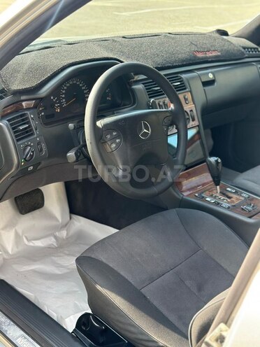 Mercedes E 220-11