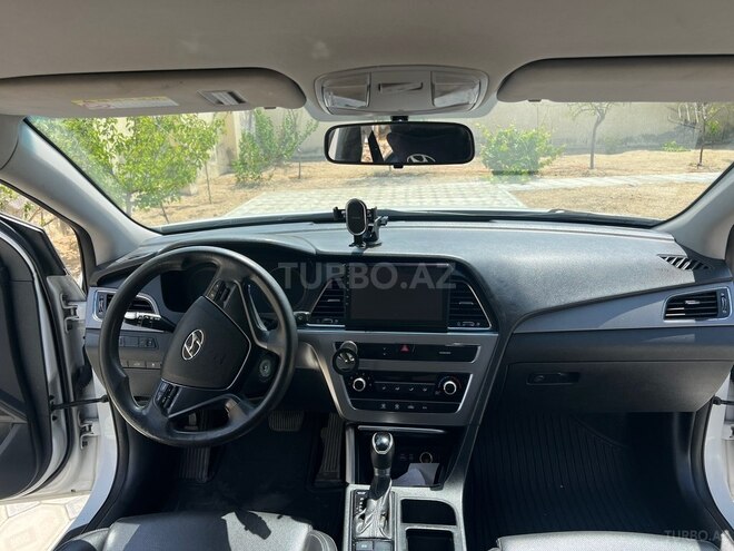 Hyundai Sonata-12