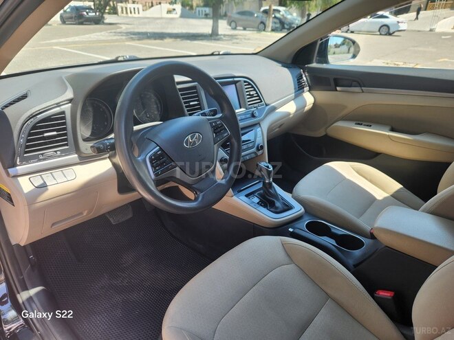 Hyundai Elantra-10