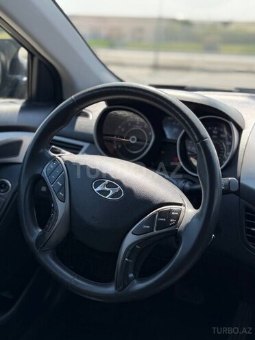 Hyundai Elantra-16