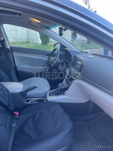 Hyundai Elantra-6