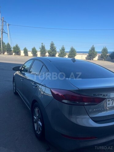 Hyundai Elantra-3