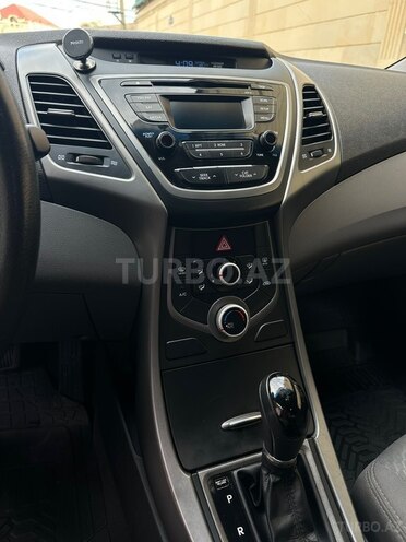 Hyundai Elantra-8