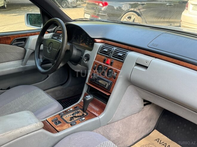 Mercedes E 240-2