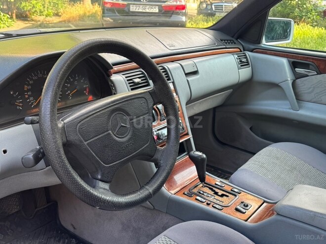 Mercedes E 240-3
