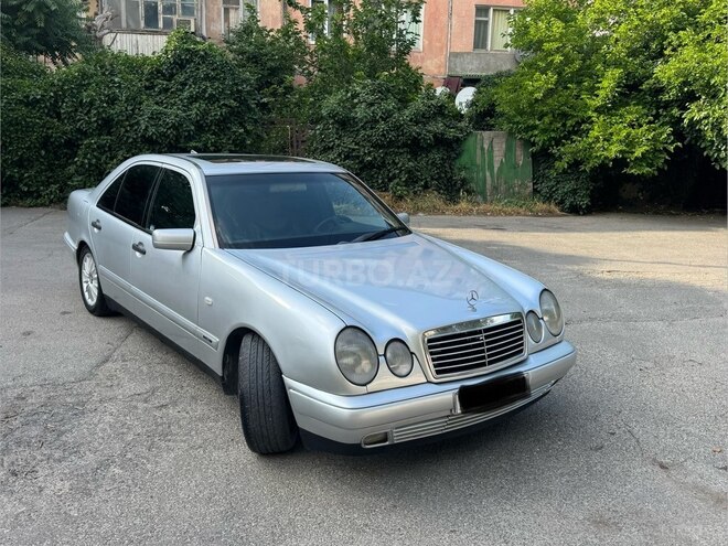 Mercedes E 240-1