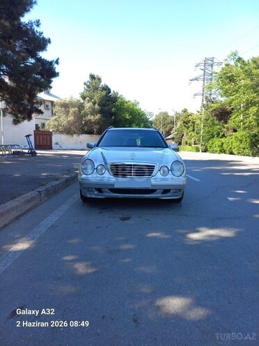 Mercedes E 240-1