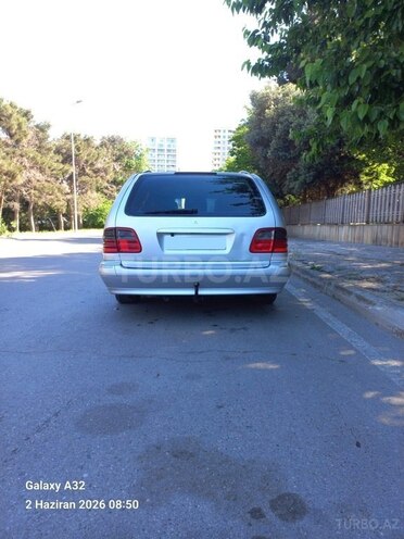 Mercedes E 240-2