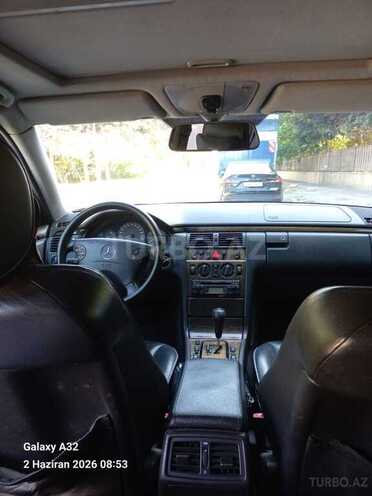 Mercedes E 240-4