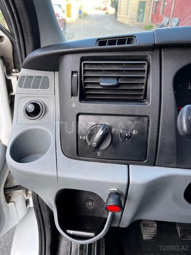 Ford Transit-17
